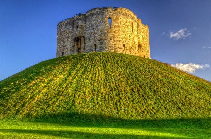 Alla scoperta di York_24.jpg - La Clifford tower è quello che rimane del castello di York...